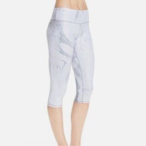 J109 Alo Yoga Airbrushed Performance Capri in Marble White